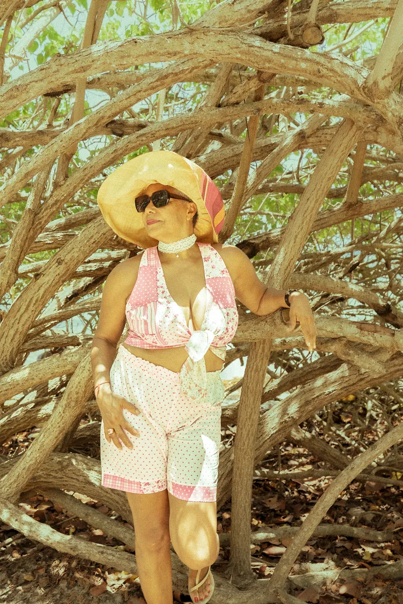 Blanc Corail — pièce cousue main Izilouk, portée par Dominique en Guadeloupe