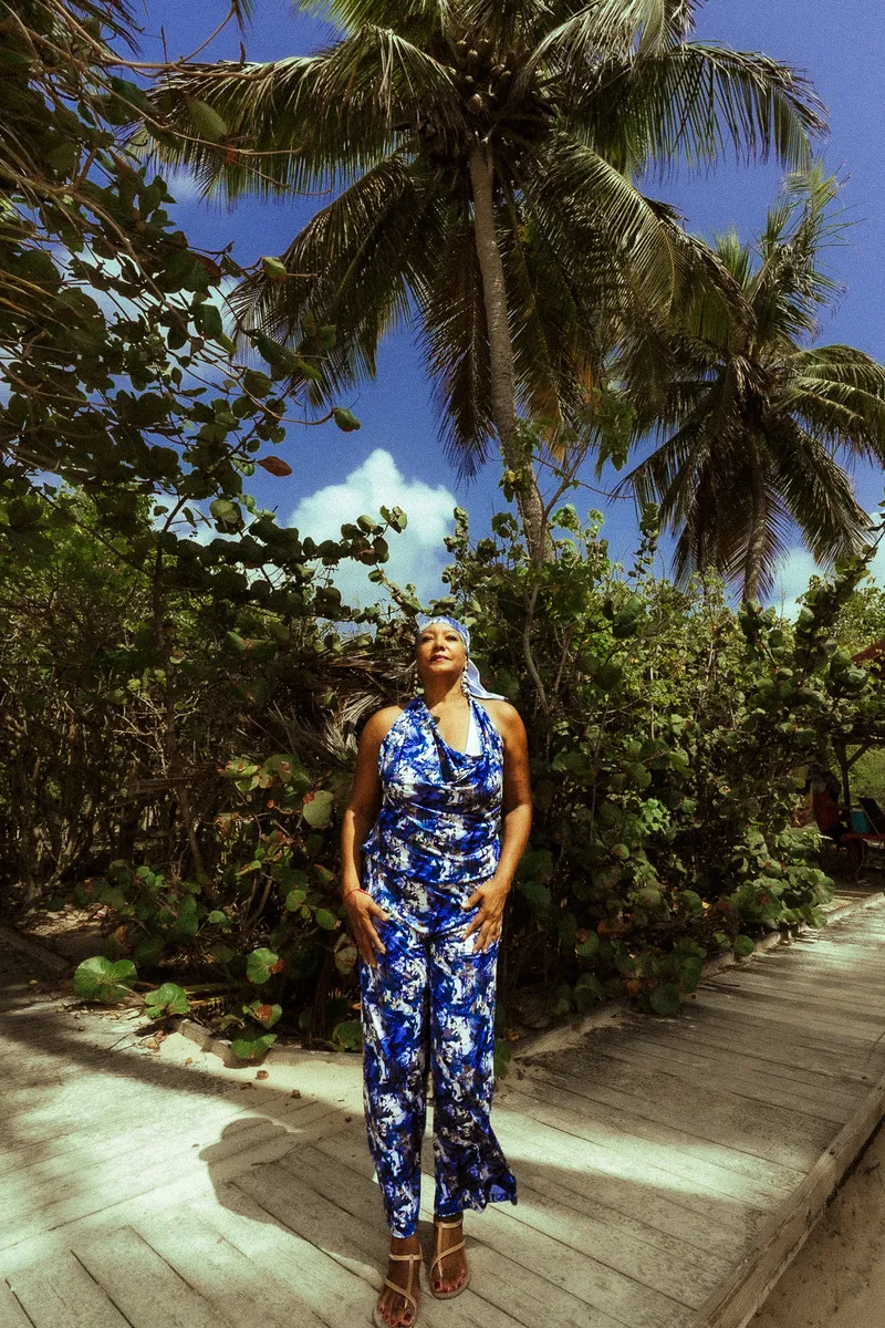 Bleu Indigo — pièce cousue main Izilouk, portée par Dominique en Guadeloupe
