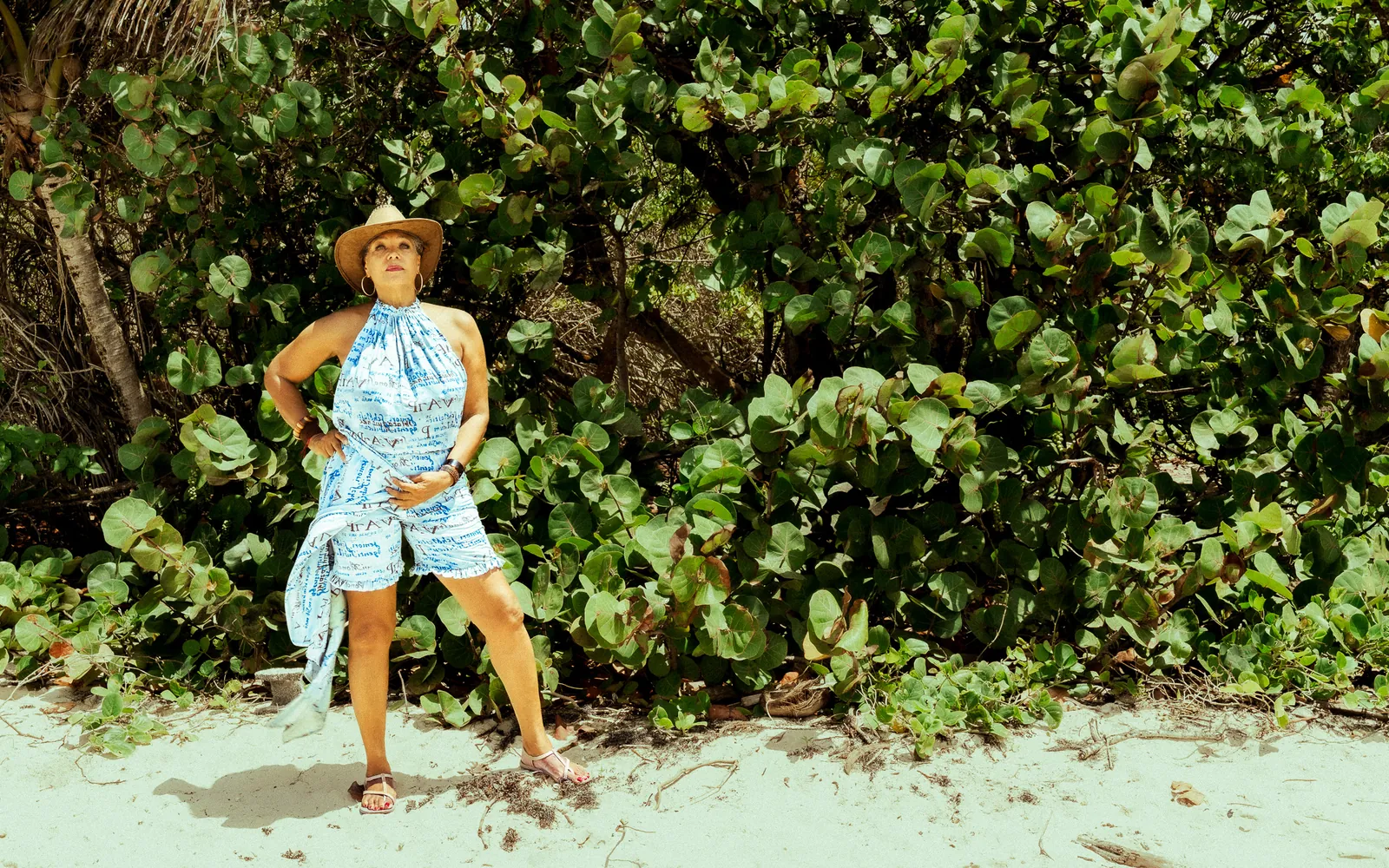 Dominique portant une pièce Izilouk au bord du lagon